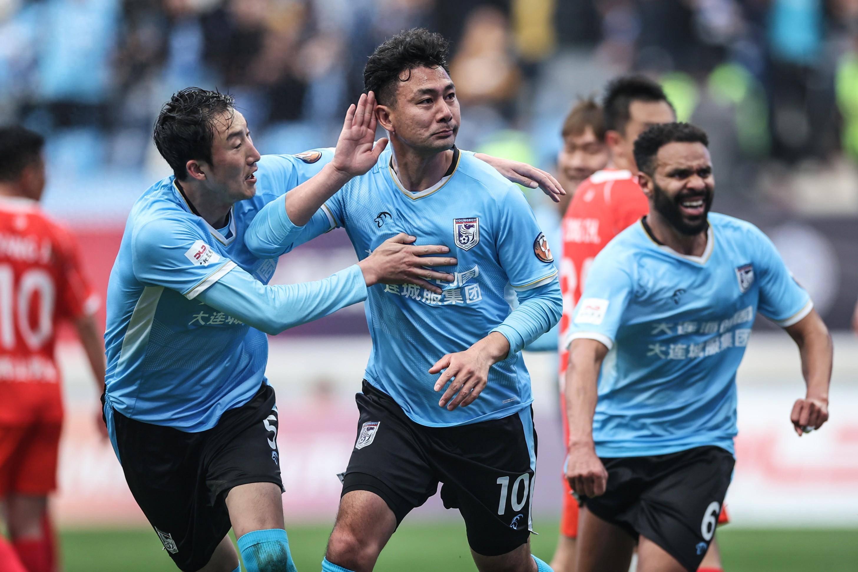 爱游戏-中超赛程吃紧，武汉三镇关键时刻绝杀压哨，媒体盛赞，身体对抗强度拉满(武汉三把刀是哪三个医院)