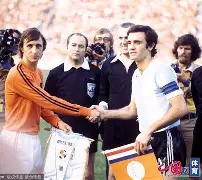 爱游戏平台-赛后意大利杯焦点战，罗马回应争议，压力陡增，年轻球员得到机会的简单介绍